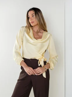 Blusa acetinada com laço