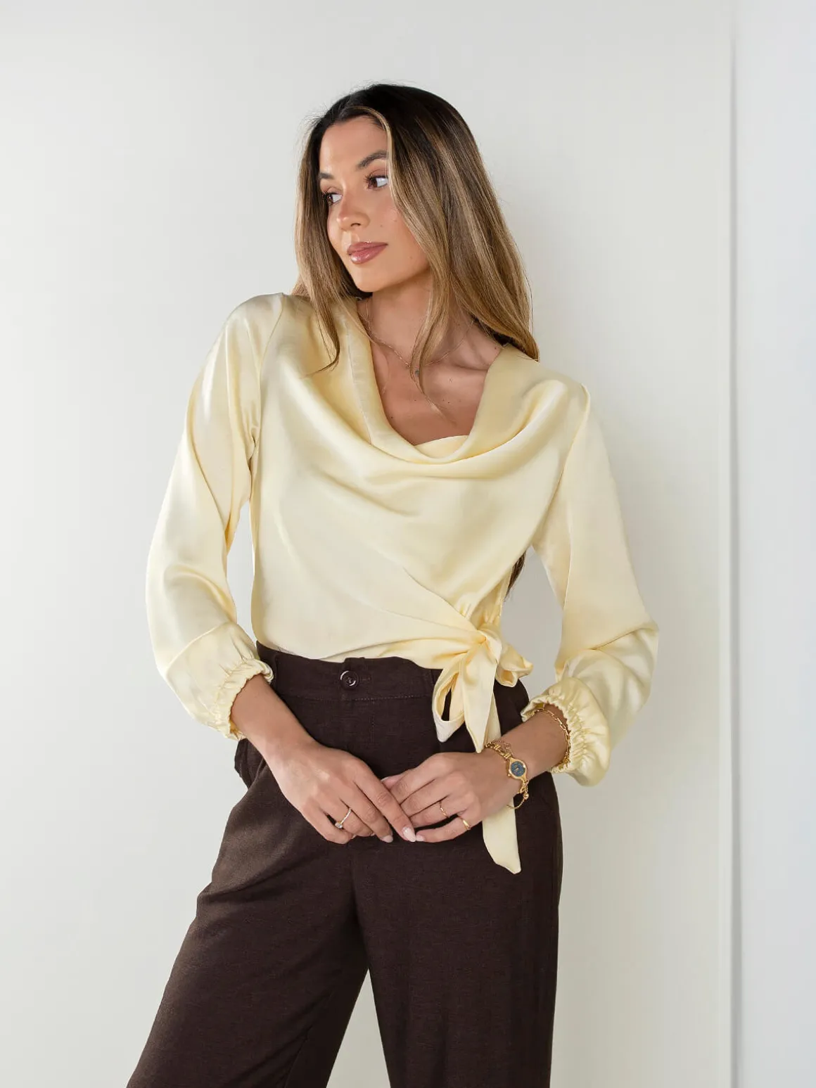 Blusa acetinada com laço