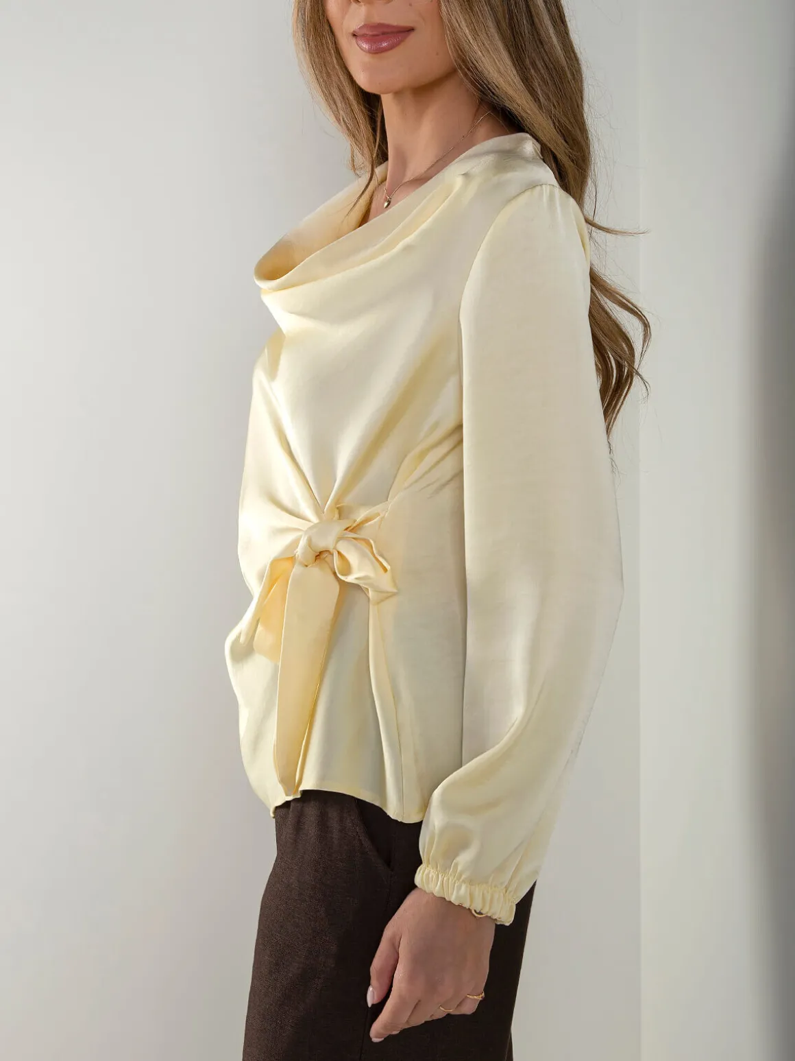 Blusa acetinada com laço