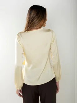 Blusa acetinada com laço