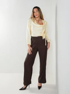 Blusa acetinada com laço