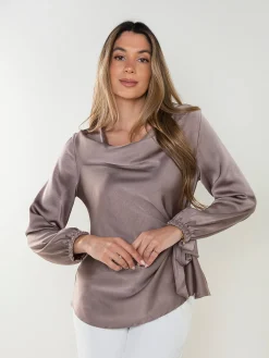 Blusa acetinada com laço