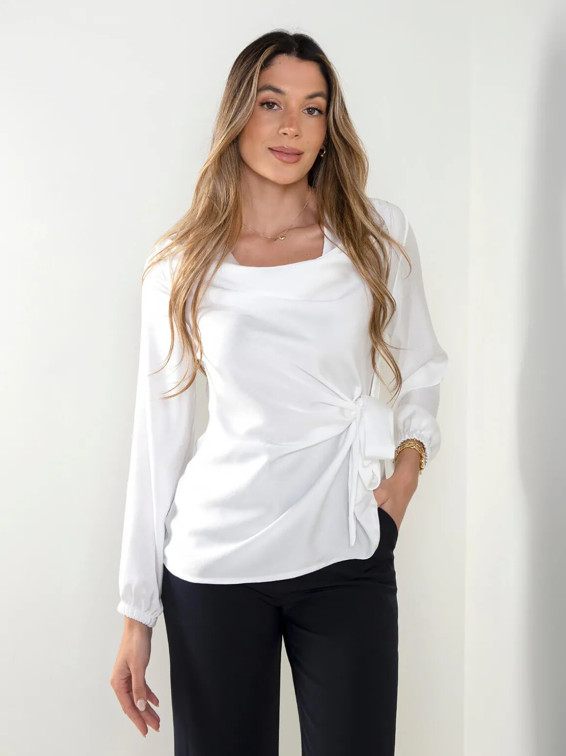 Blusa acetinada com laço