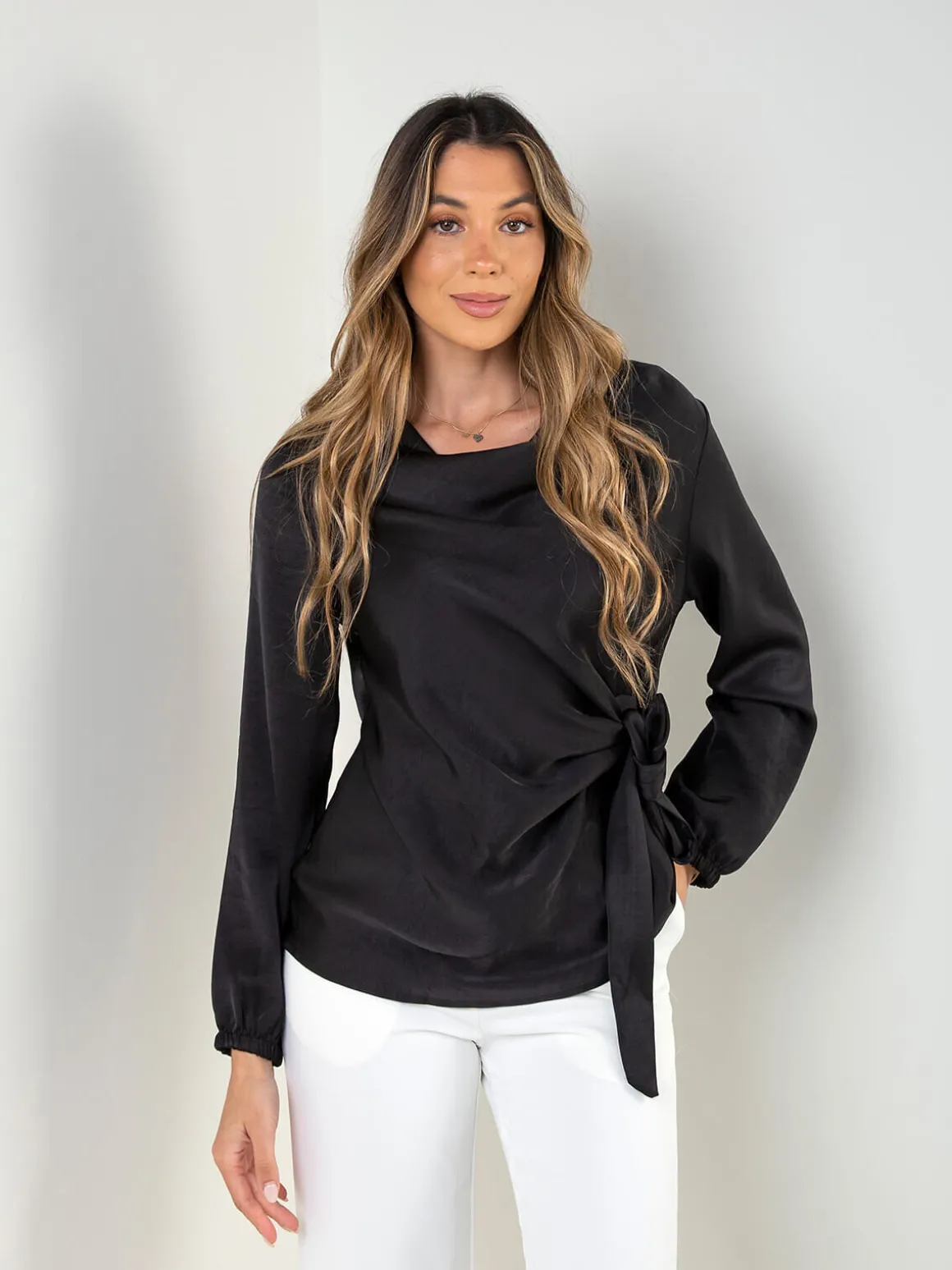Blusa acetinada com laço