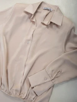 Blusa acetinada manga comprida