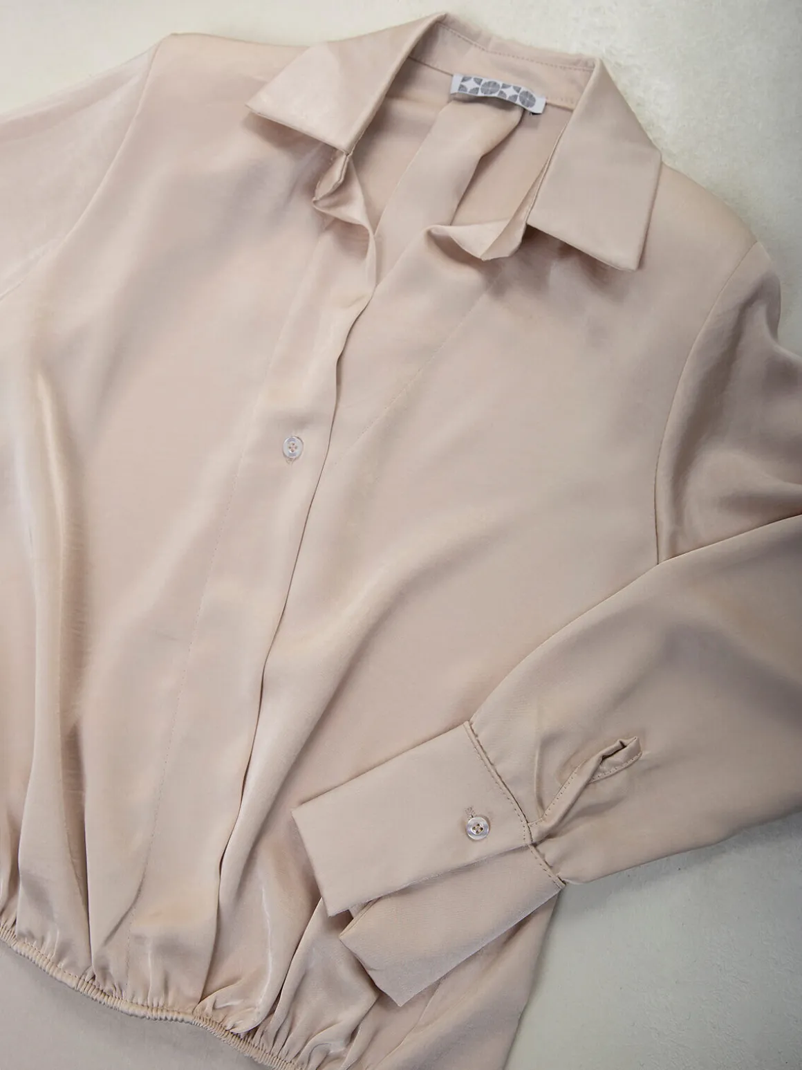 Blusa acetinada manga comprida