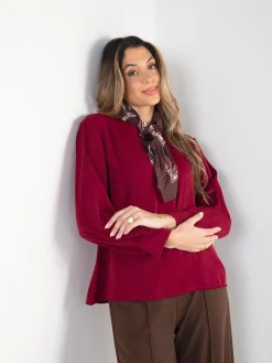Blusa com lenço decorativo