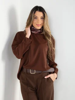 Blusa com lenço decorativo