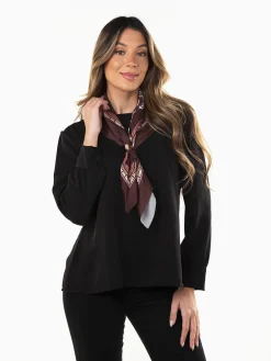 Blusa com lenço decorativo
