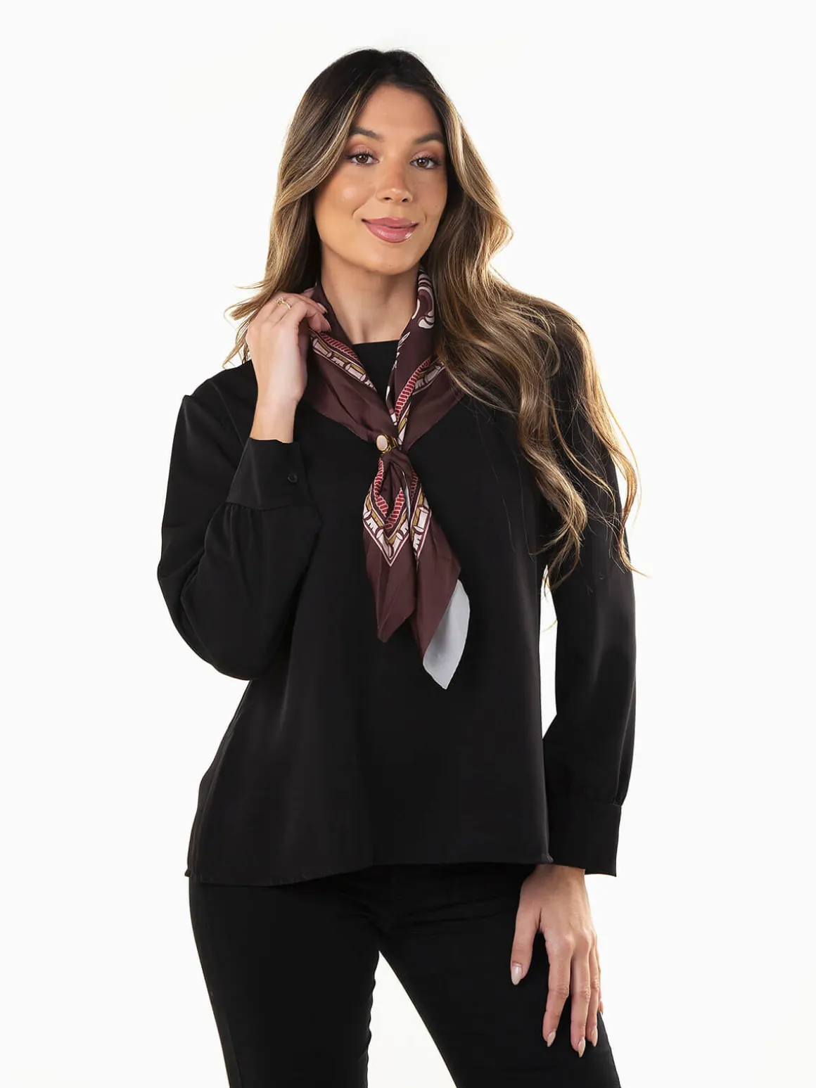 Blusa com lenço decorativo
