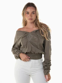 Blusa com ombros descobertos