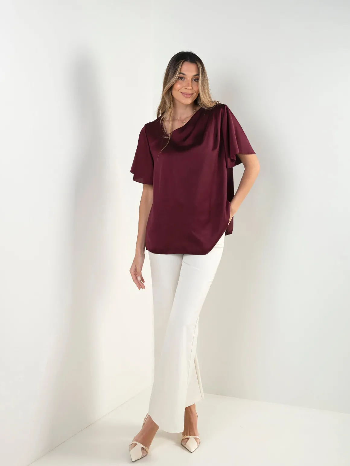 Blusa manga curta com botões decorativos