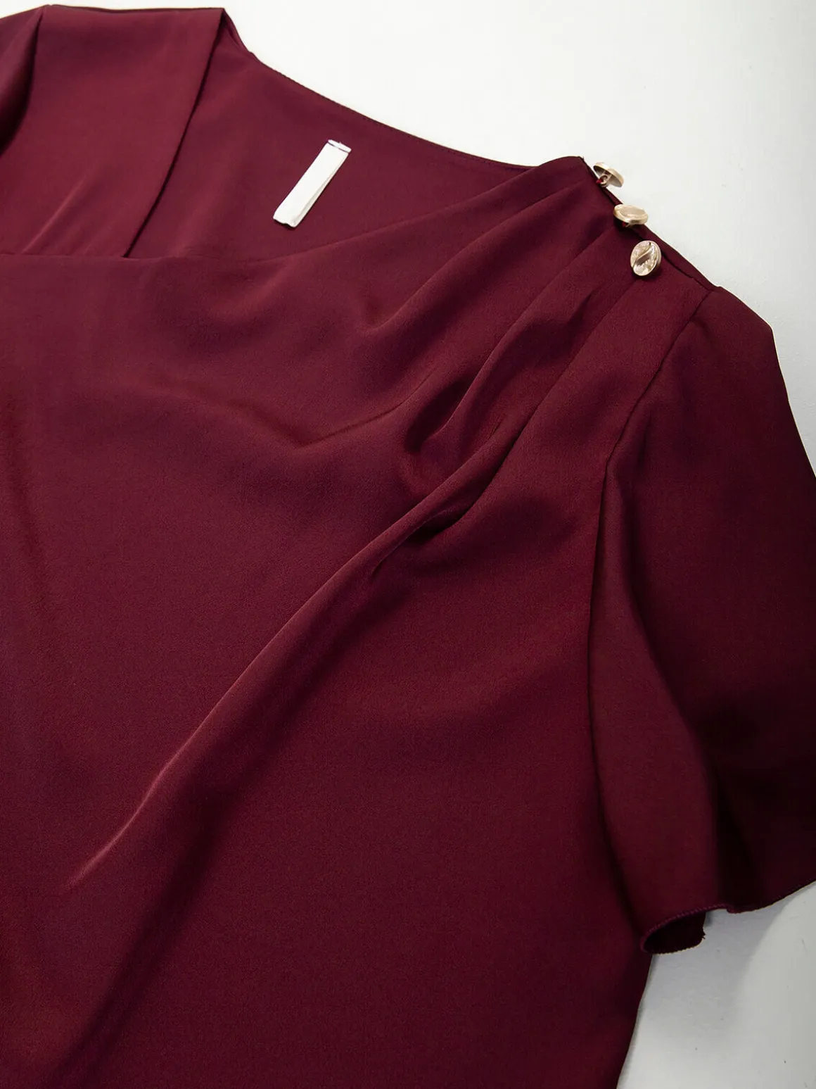 Blusa manga curta com botões decorativos