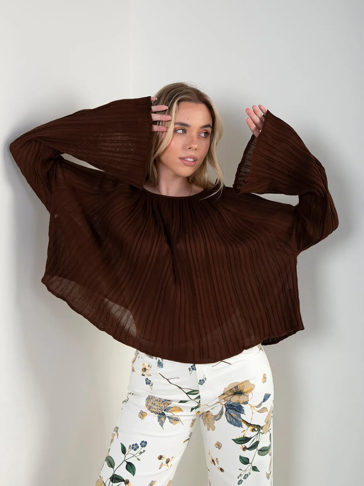 Blusa plissada com mangas largas