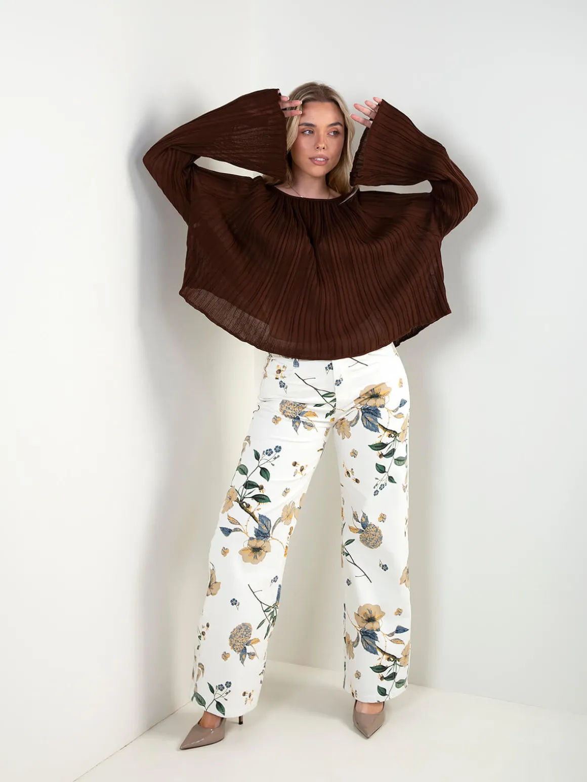 Blusa plissada com mangas largas