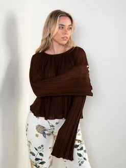 Blusa plissada com mangas largas