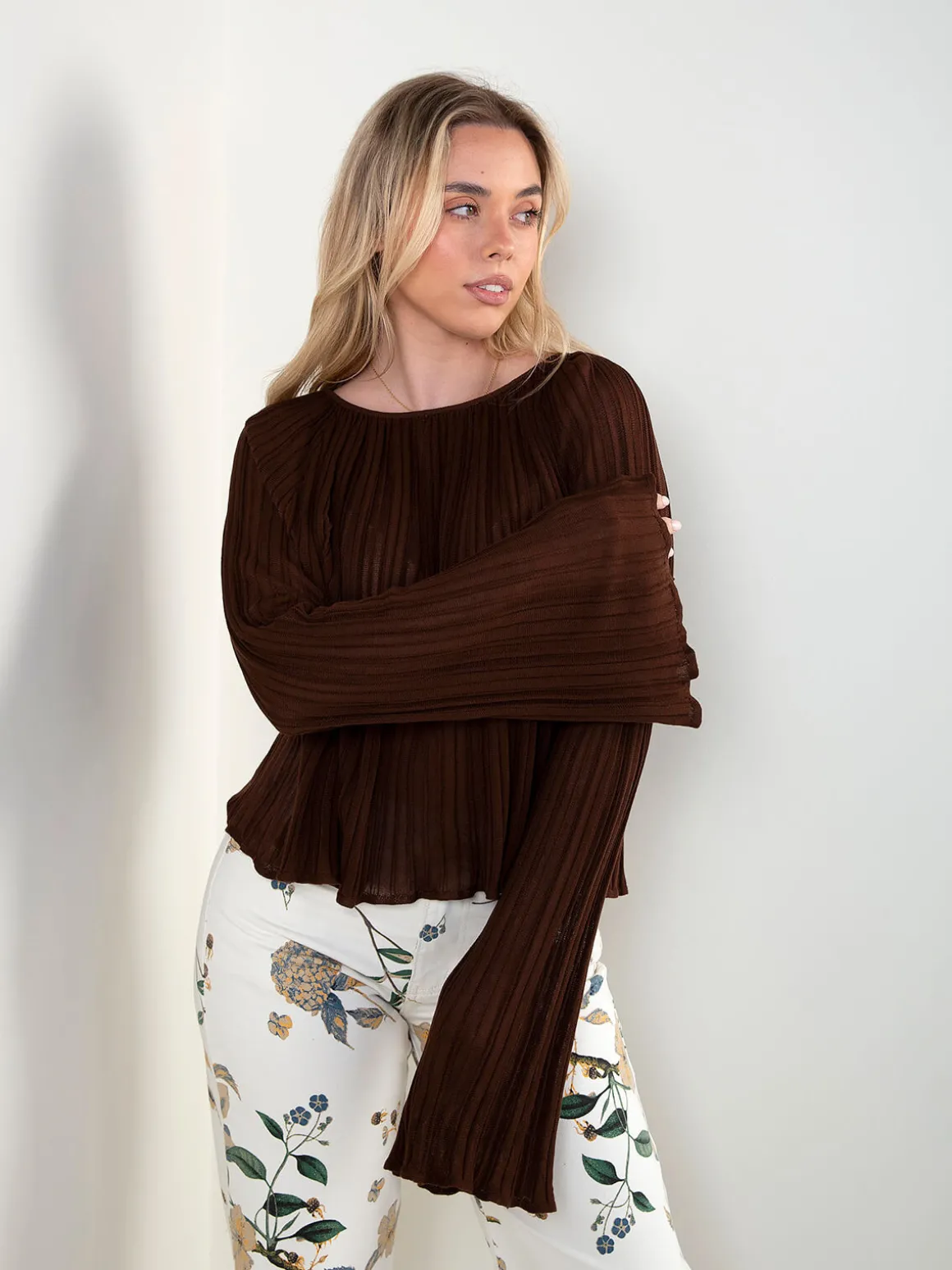 Blusa plissada com mangas largas