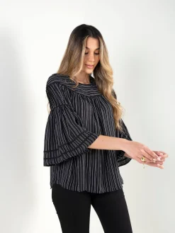 Blusa preta às riscas
