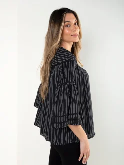 Blusa preta às riscas