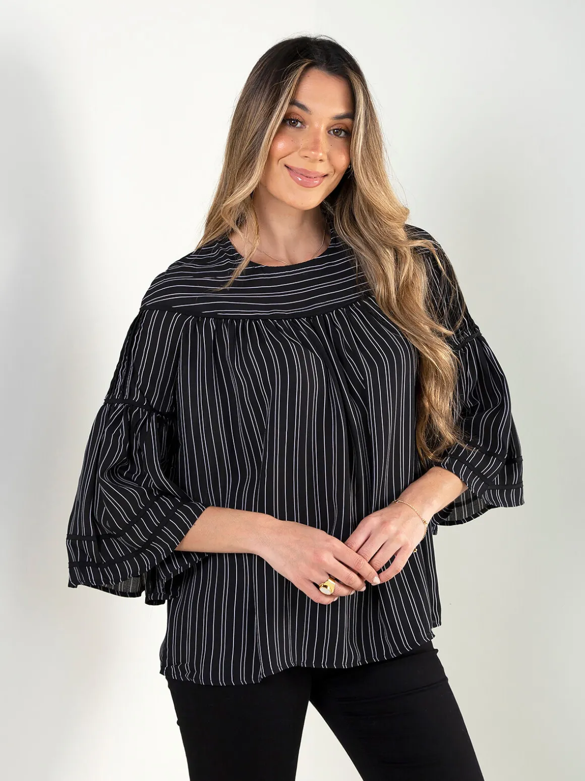 Blusa preta às riscas