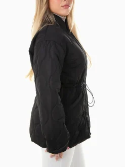 Blusão acolchoado cintado gola subida