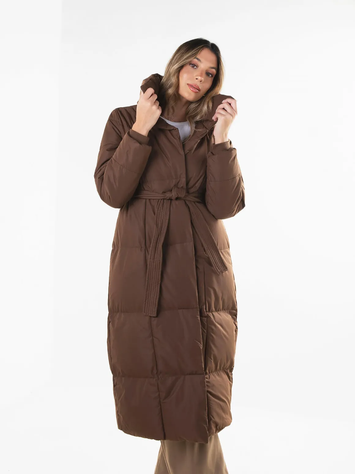 Blusão acolchoado comprido com cinto