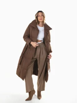 Blusão acolchoado comprido com cinto