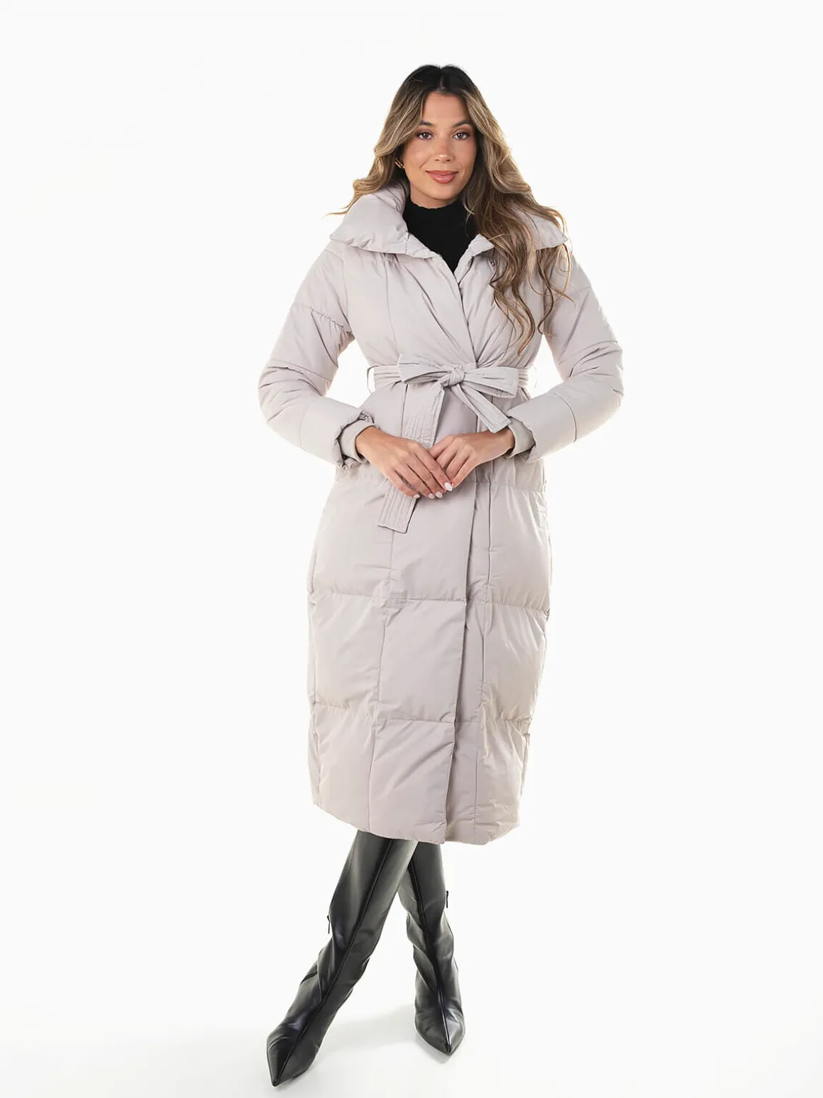 Blusão acolchoado comprido com cinto