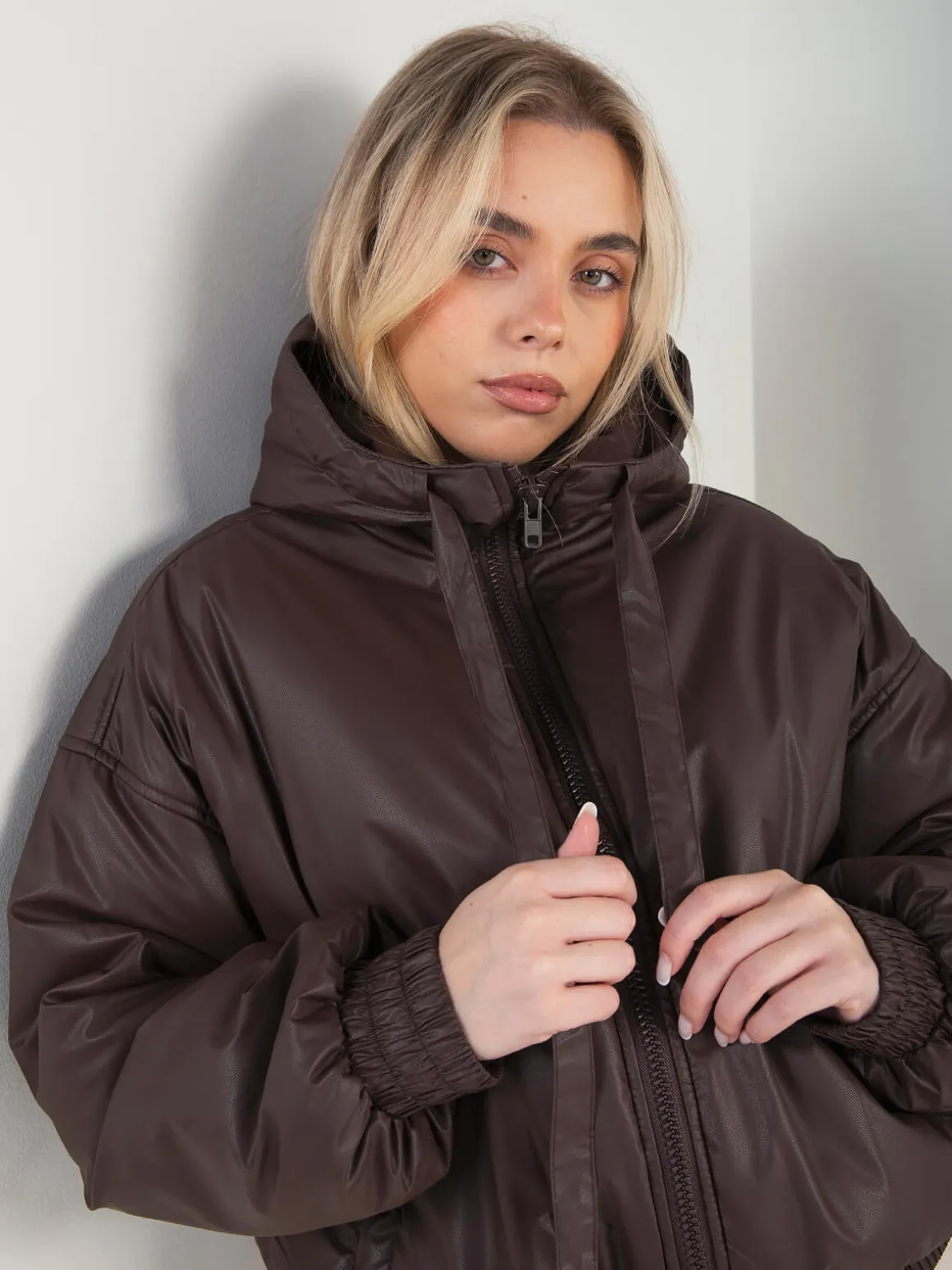 Blusão acolchoado efeito pele com capuz