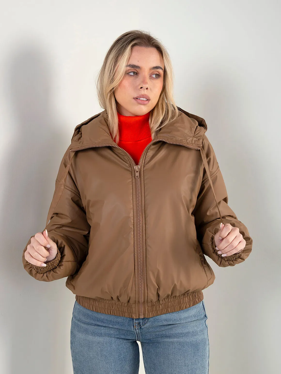 Blusão acolchoado efeito pele com capuz