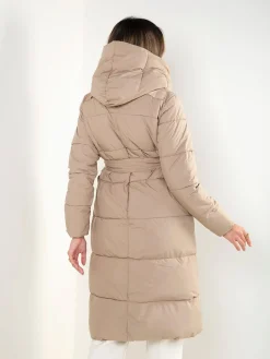 Blusão comprido acolchoado com cinto e capuz