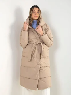 Blusão comprido acolchoado com cinto e capuz