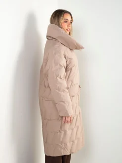 Blusão comprido acolchoado com gola larga