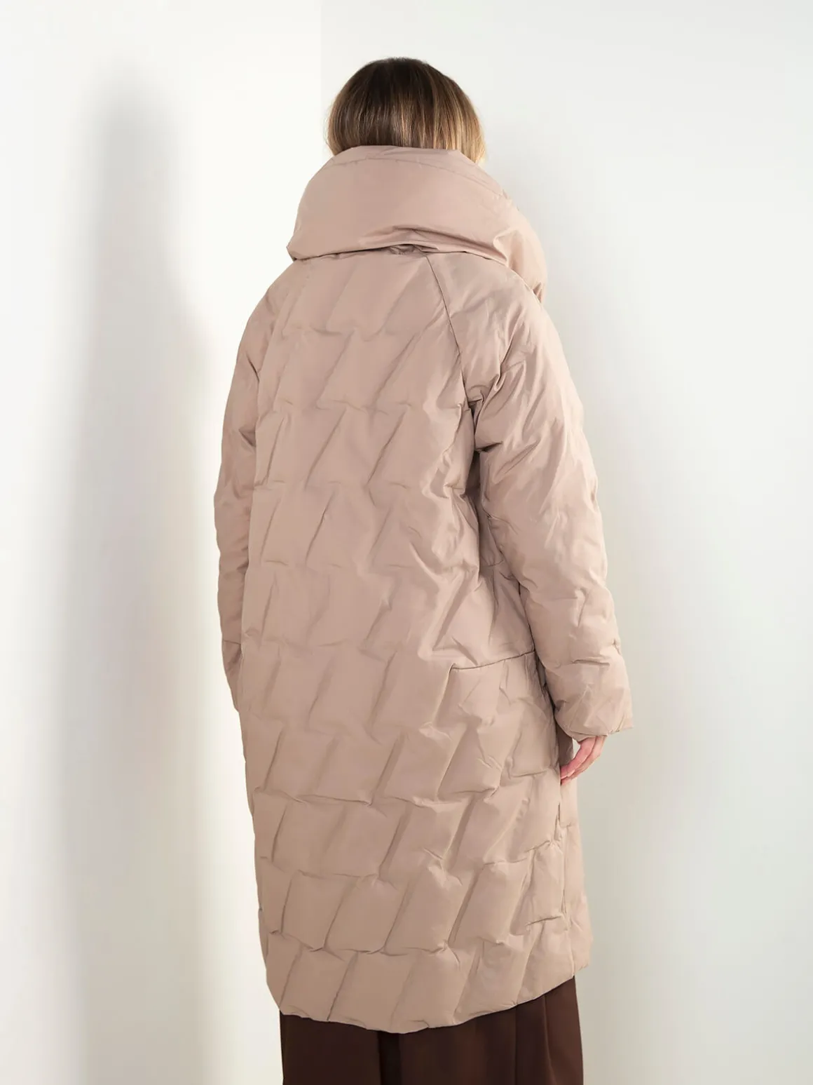 Blusão comprido acolchoado com gola larga