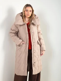 Blusão comprido acolchoado com gola larga