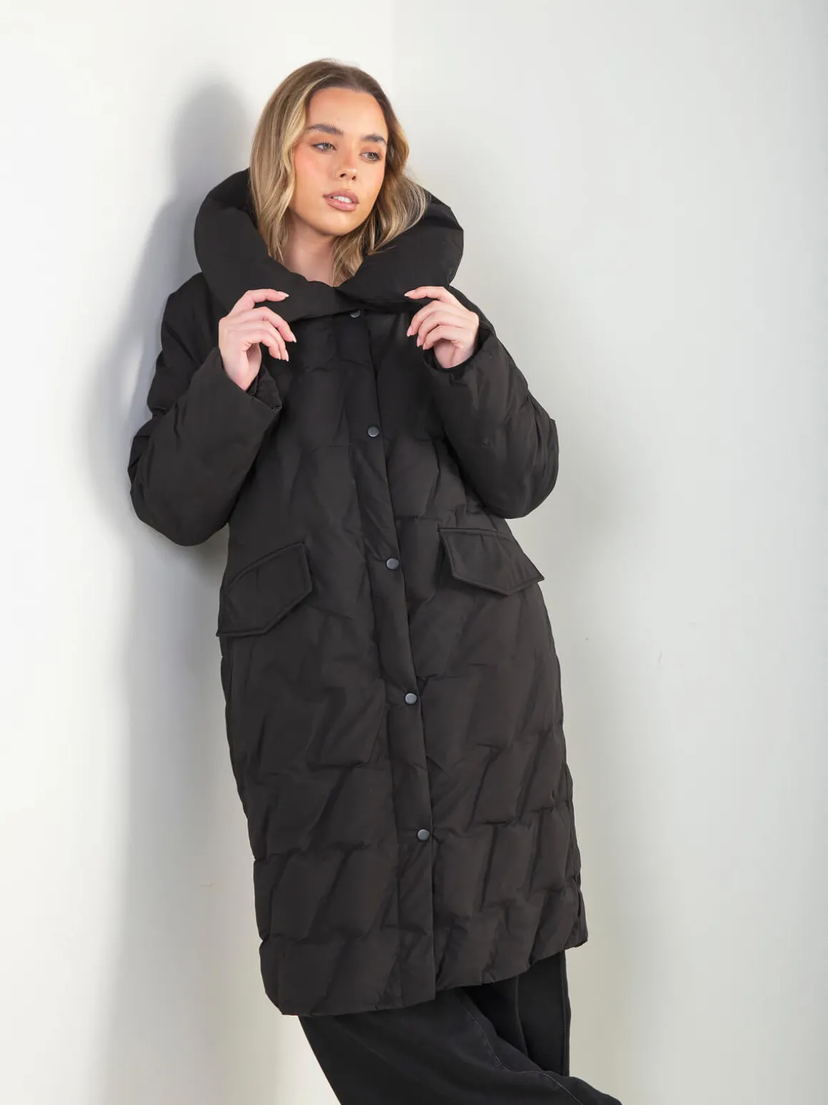 Blusão comprido acolchoado com gola larga