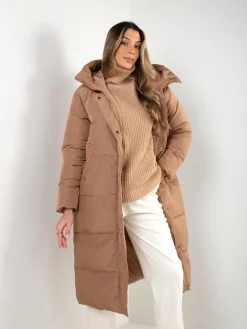 Blusão comprido acolchoado camel com capuz