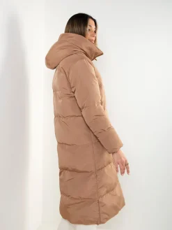 Blusão comprido acolchoado camel com capuz