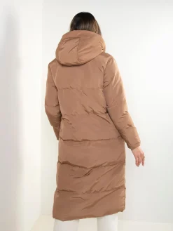 Blusão comprido acolchoado camel com capuz