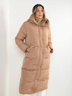 Blusão comprido acolchoado camel com capuz