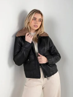 Blusão efeito pele com gola pelo removível