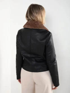 Blusão efeito pele com gola pelo removível