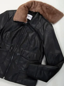 Blusão efeito pele com gola pelo removível