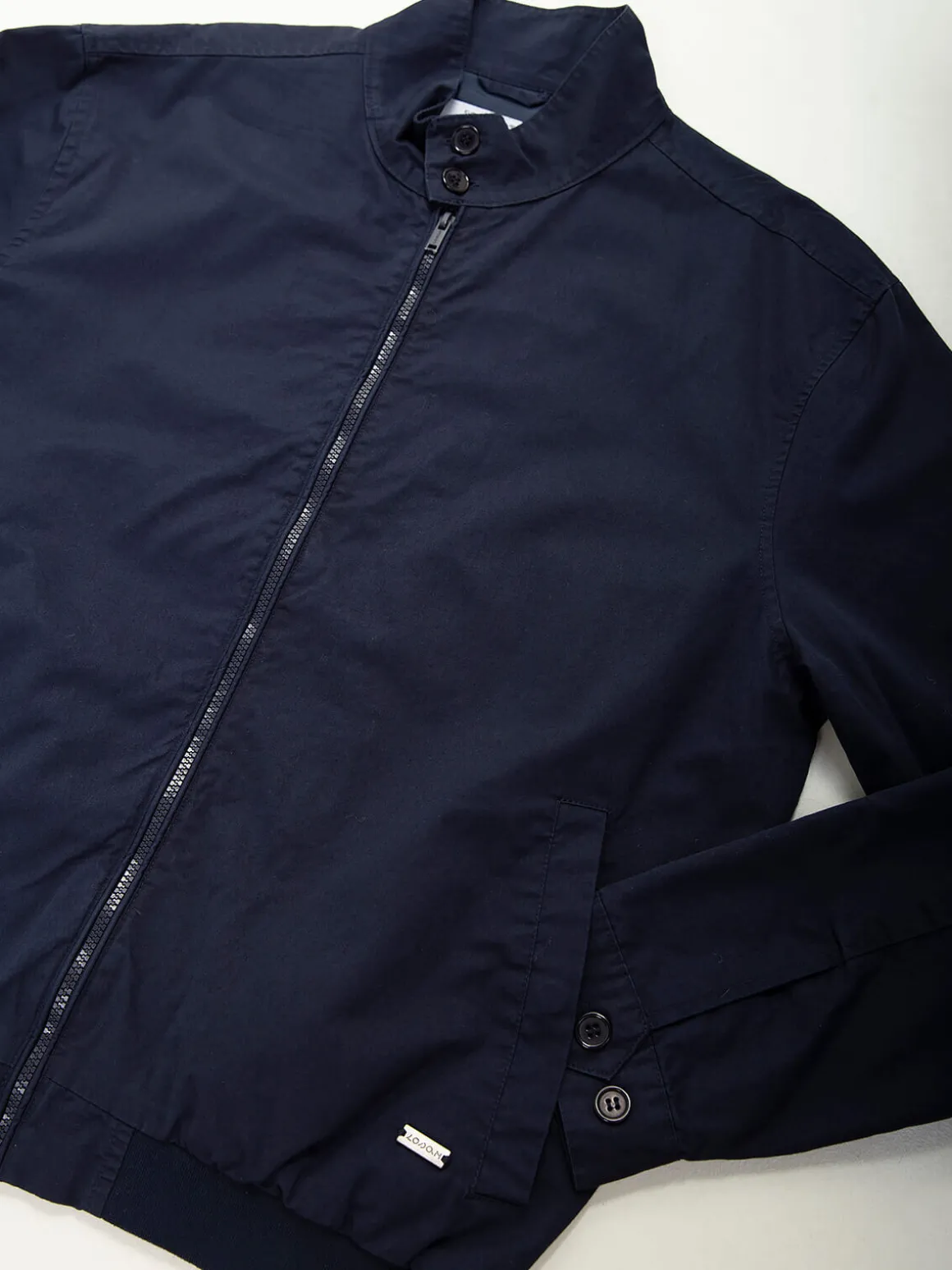 Bomber azul marinho em sarja