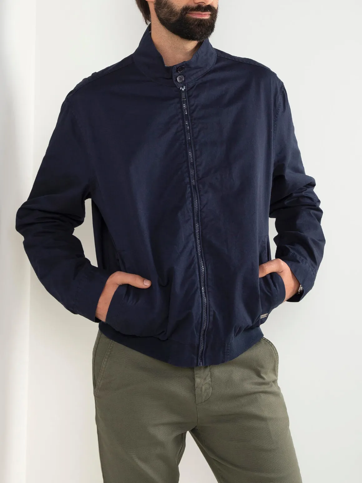 Bomber azul marinho em sarja