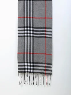 Cachecol aos quadrados com franjas