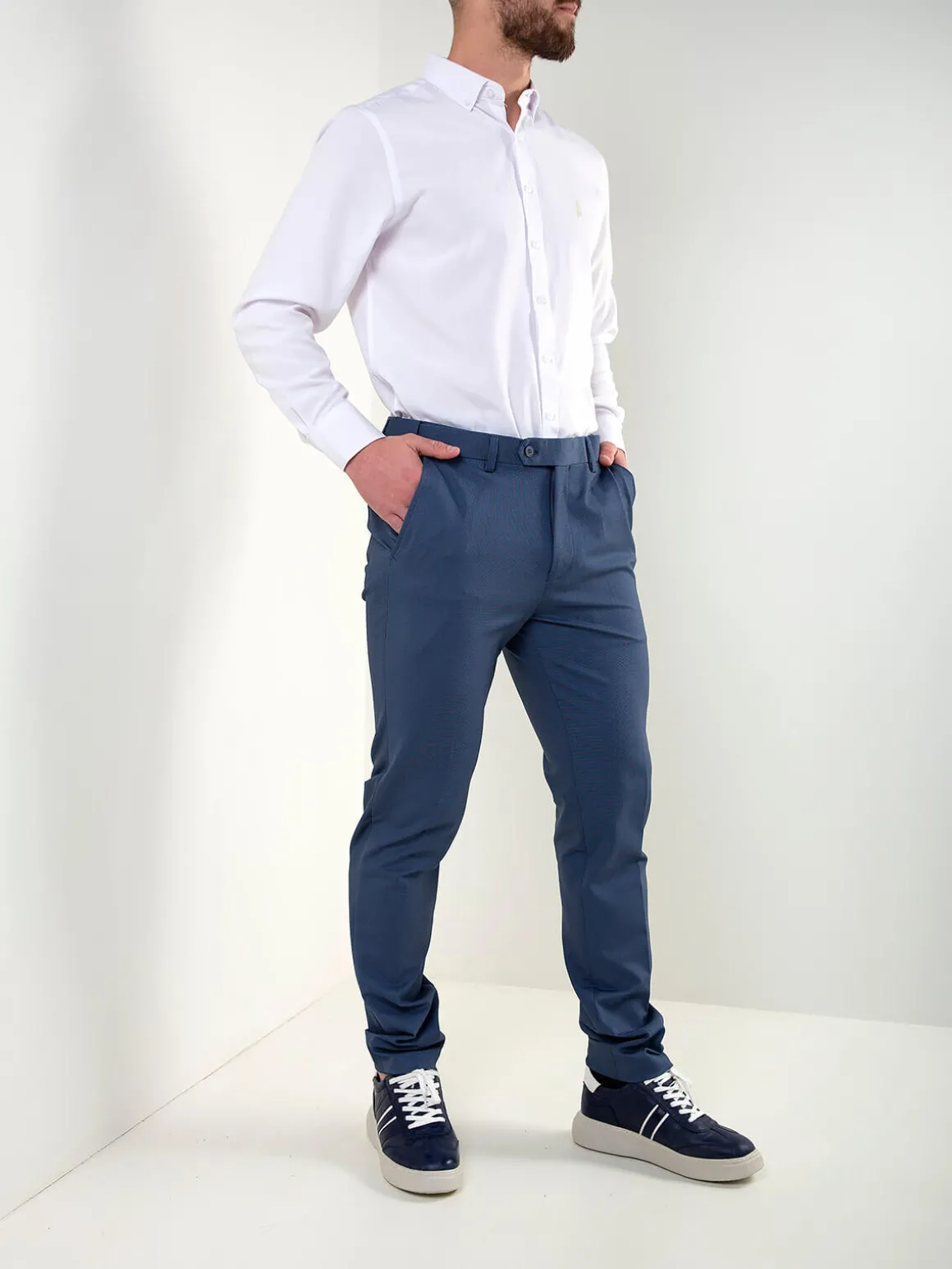 Calças chino azuis com micro padrão