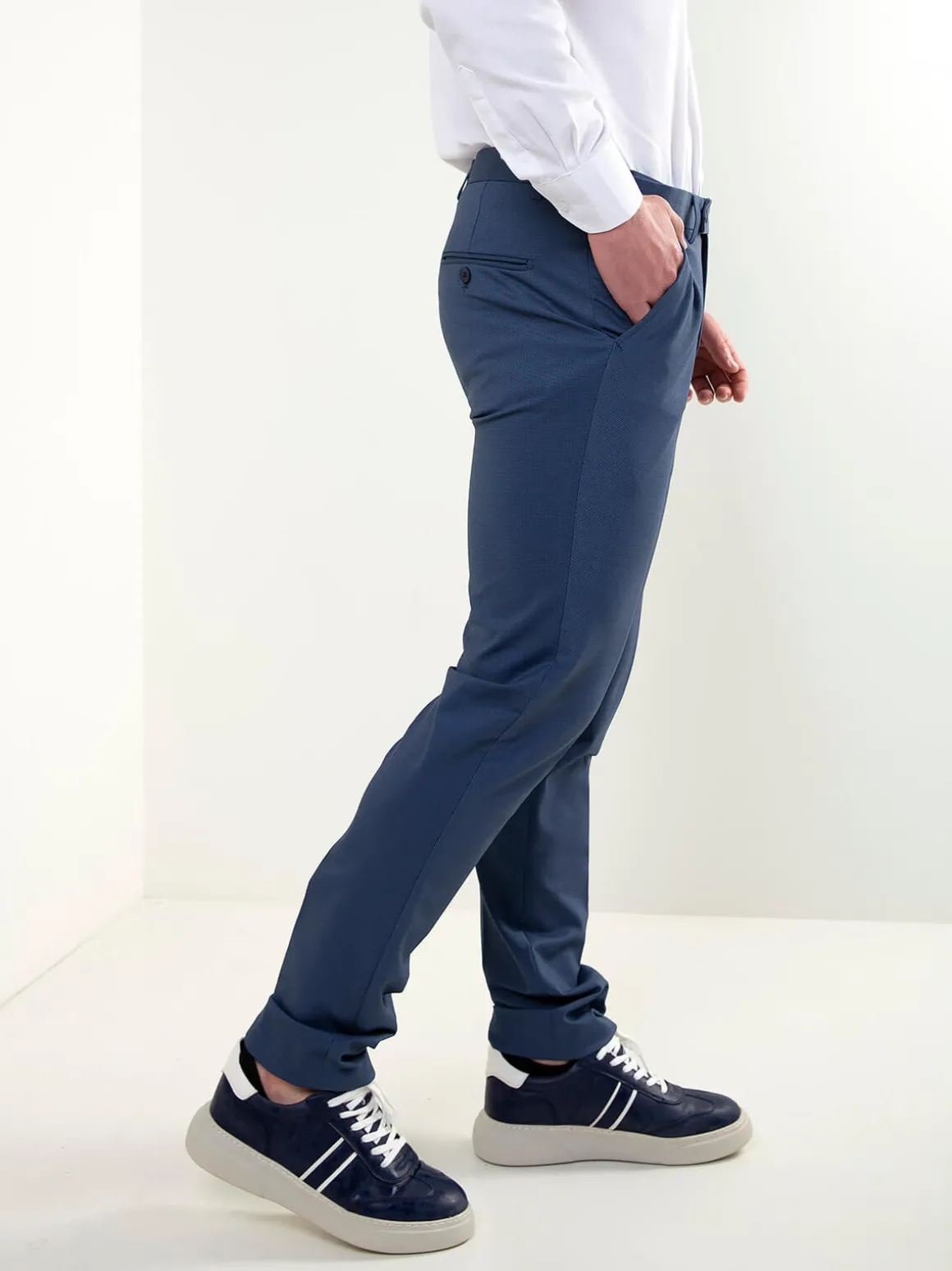 Calças chino azuis com micro padrão