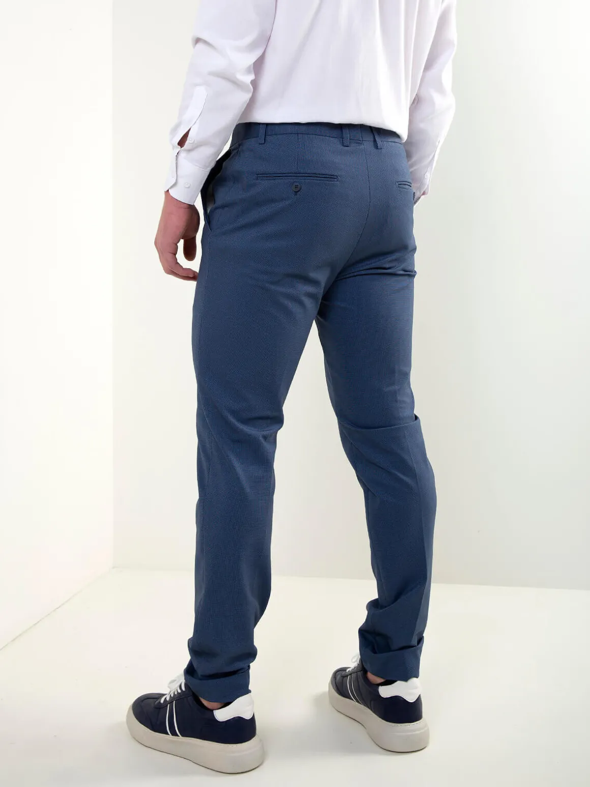 Calças chino azuis com micro padrão