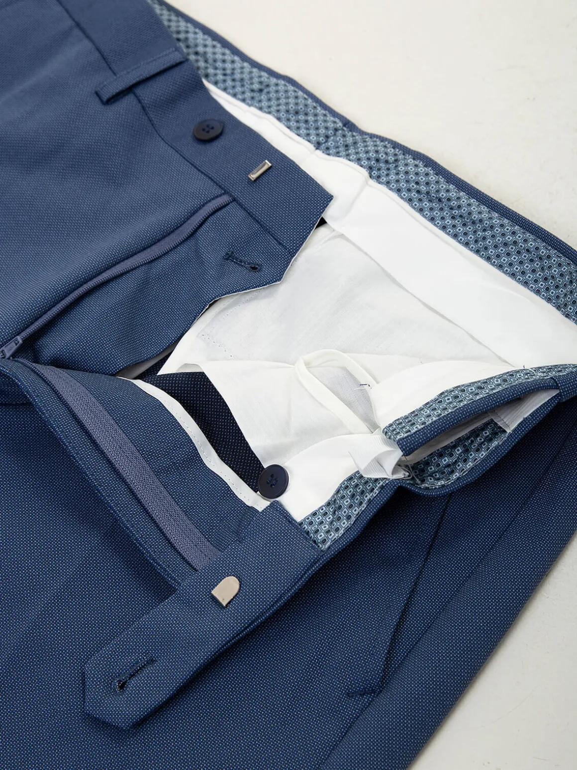 Calças chino azuis com micro padrão